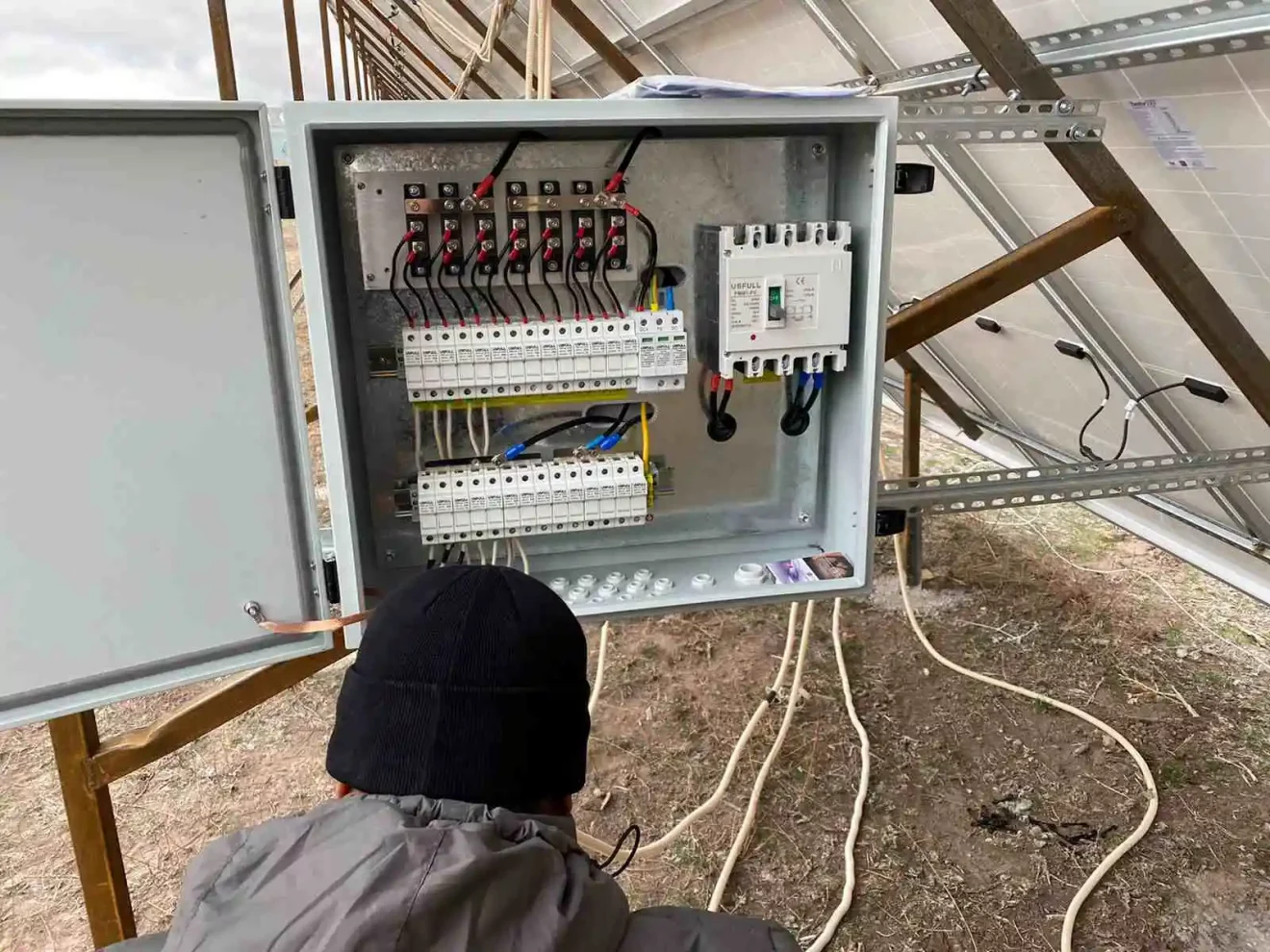 What-You-Should-Know-about-PV-Combiner-Box-2